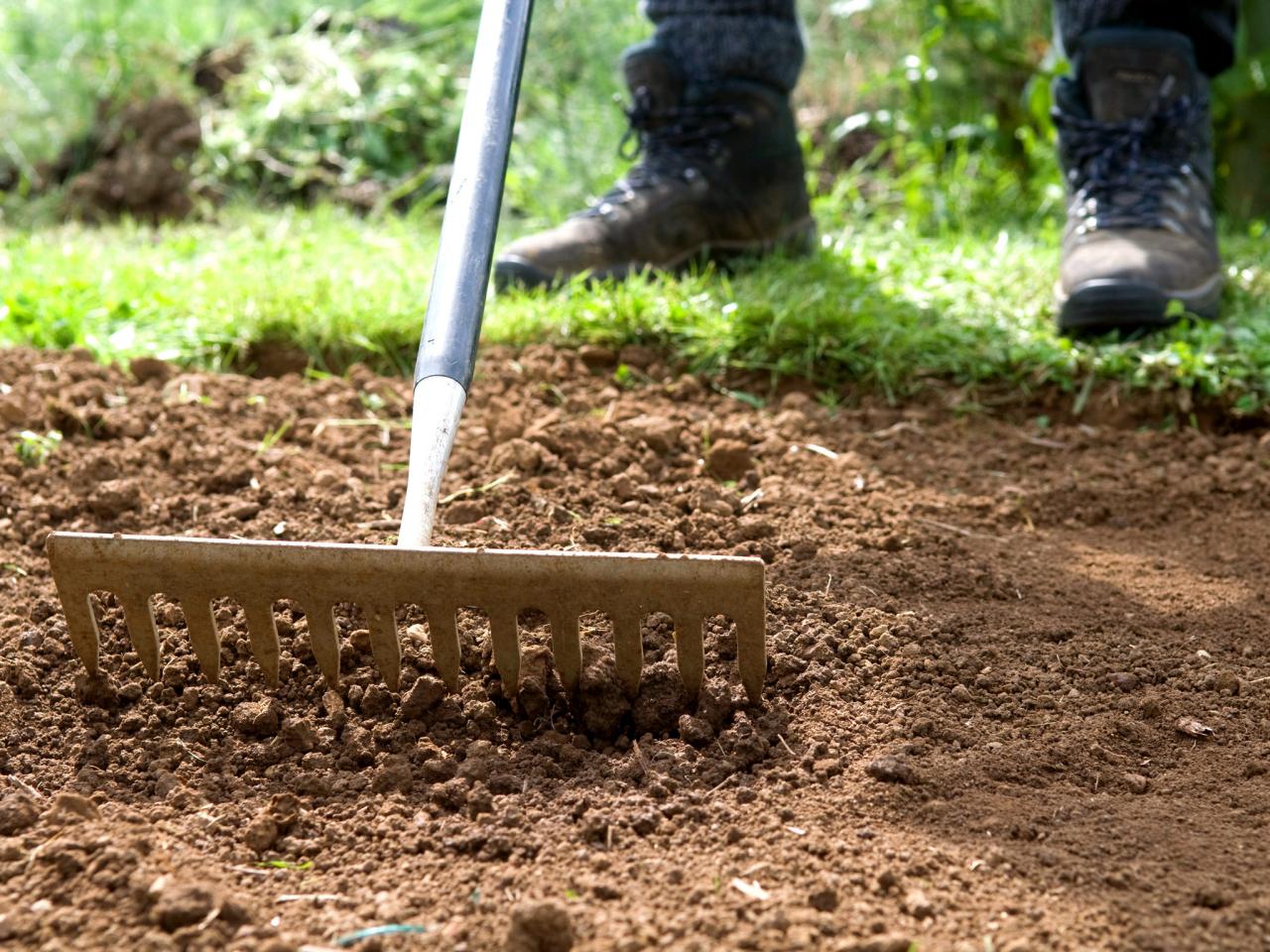 How to Lay a Checkerboard Patio Garden